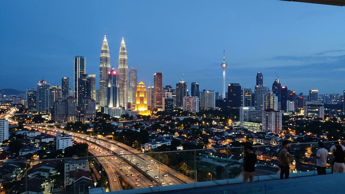 Circuit Malaisie en 14 jours avec vue panoramique sur Kuala Lumpur au crépuscule