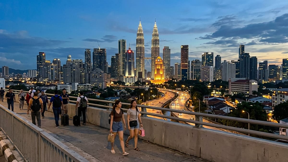 Kuala Lumpur Skyline mit den Petronas Towers in der Dämmerung, die die Lebenshaltungskosten für Expats und Nomaden veranschaulicht.